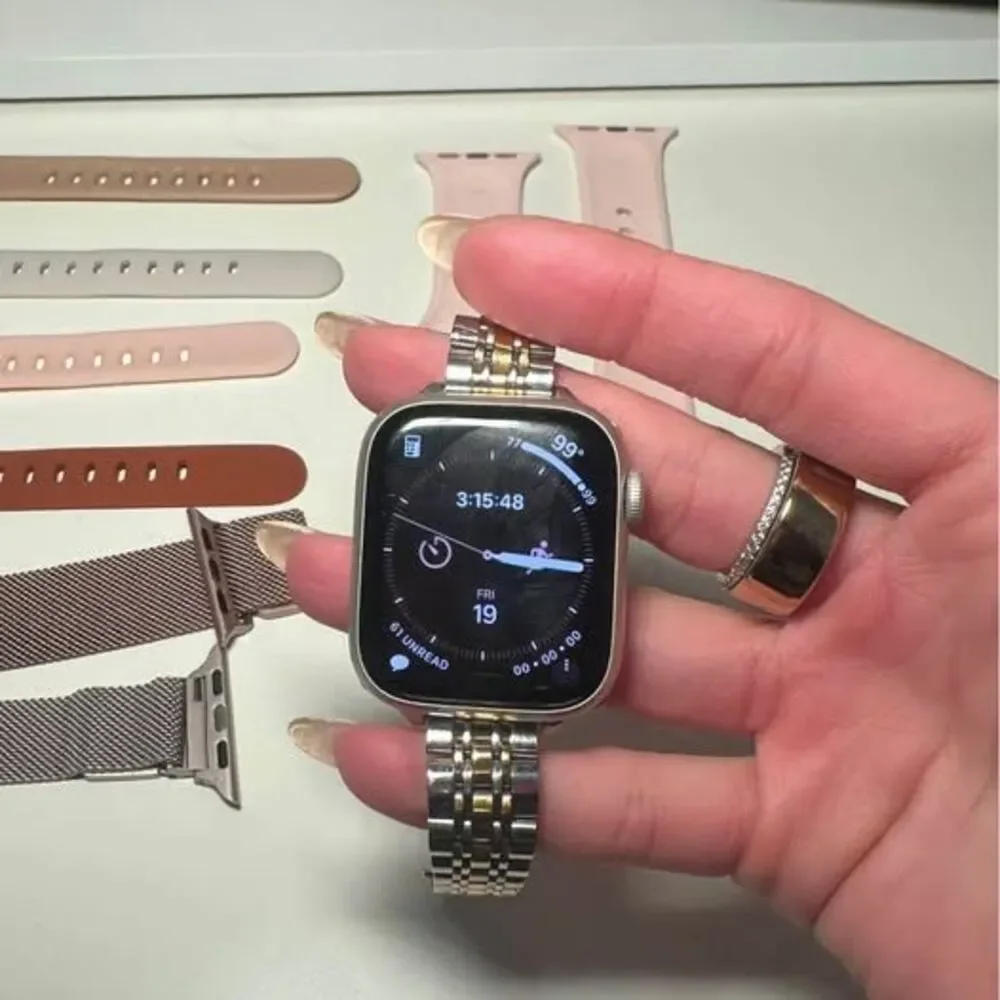 Apple Watch Series 7 (GPS) + free charger and 2 free watch bands